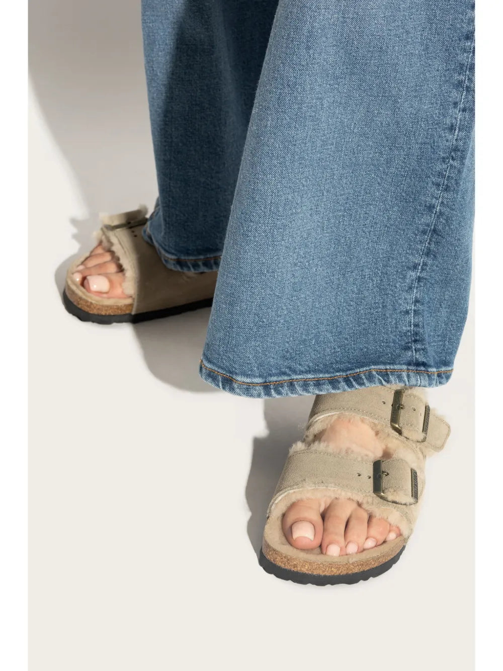 BIRKENSTOCK - ARIZONA EN FOURRURE D'AGNEAU SUÈDE TAUPE